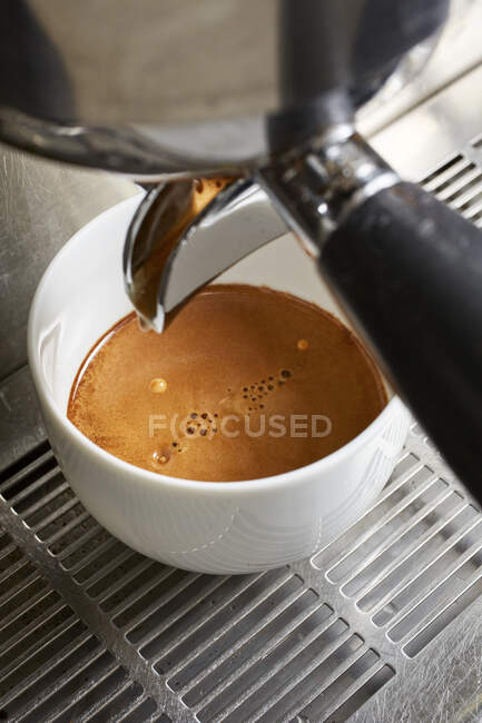 Close-up shot of Creamy coffee from a coffee maker — Foto stock