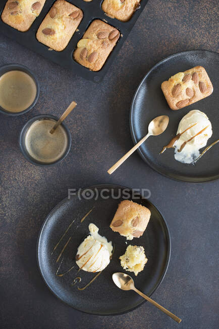 Close-up shot of delicious Blondies with almonds and white chocolate ice cream — Stock Photo