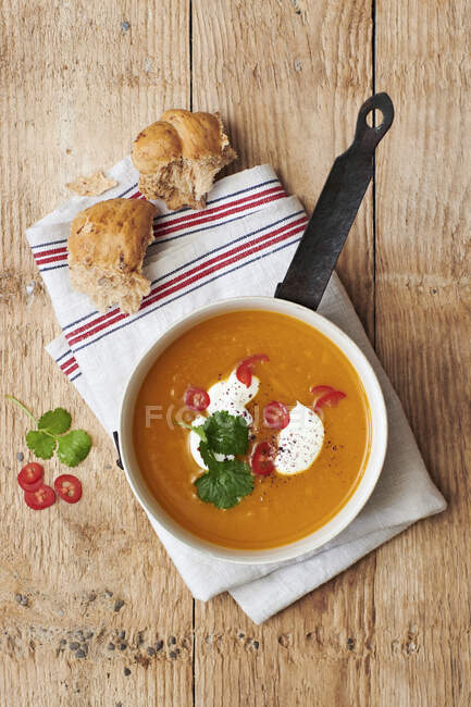 Пряный сладкий картофель и куркуминовый суп — стоковое фото
