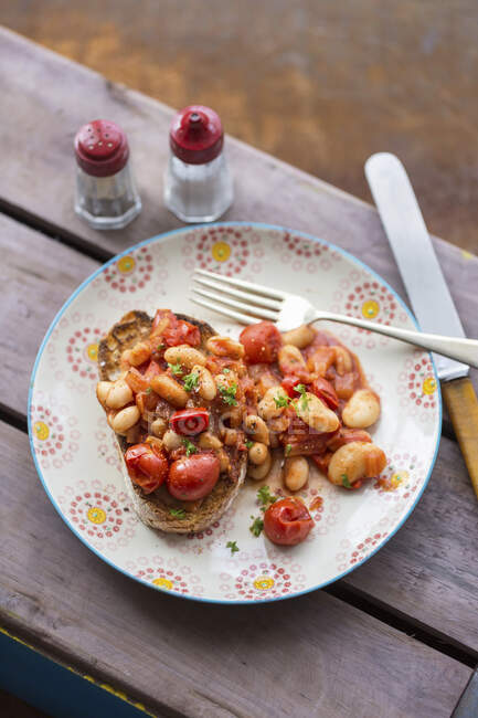 Close-up shot of delicious Soda bread with baked chilli beans — Stock Photo