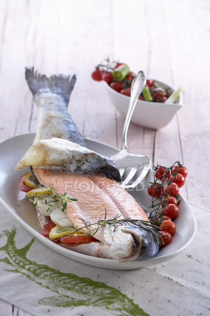 Whole salmon with cherry tomatoes and rosemary — Fotografia de Stock