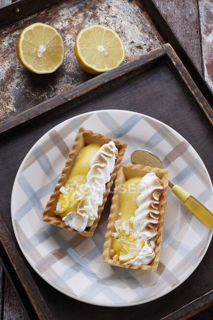 Tartlets with lemon mousse and meringue — Stock Photo