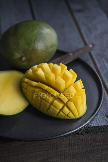 Sliced ripe mango, close up view - foto de stock