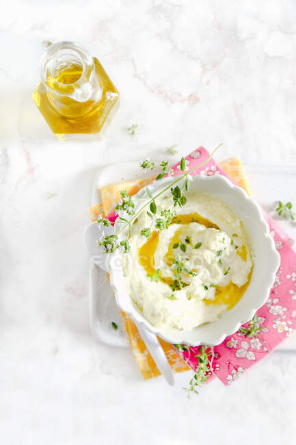 Soft cheese with olive oil and aromatic herbs — Stock Photo