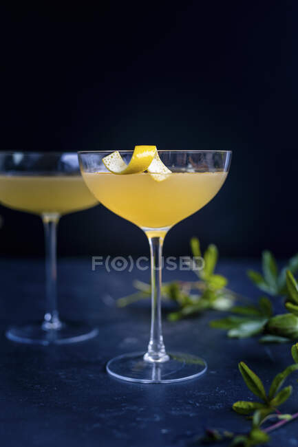 Cocktails Corpse Reviver dans des verres avec zeste de citron — Photo de stock
