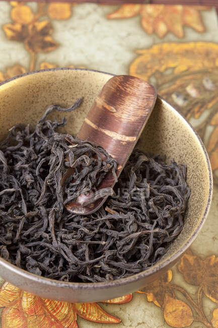Close-up shot of delicious Black tea in a bowl — Stock Photo