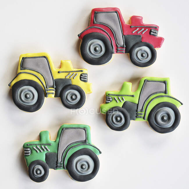 Cookies coloridos decorados em forma de tratores — Fotografia de Stock