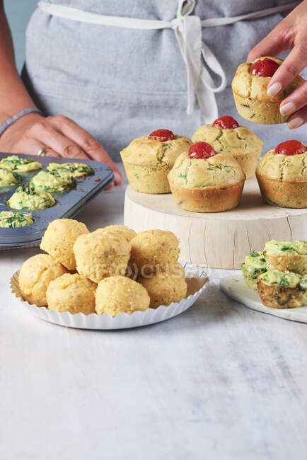 Variété de muffins aux herbes, fromage et tomates — Photo de stock