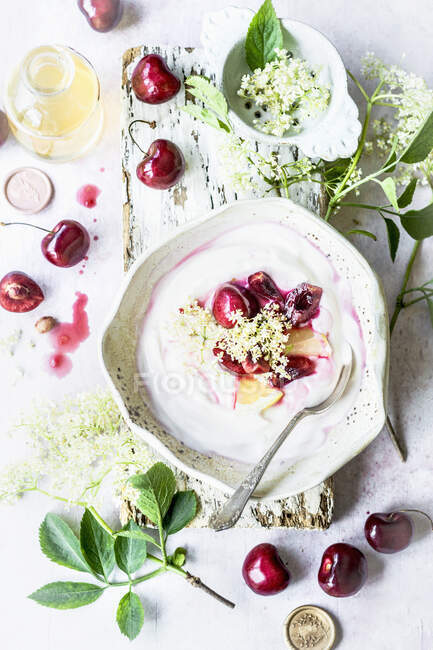 Йогурт з квітками і вишнями — стокове фото