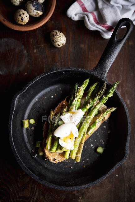 Sourdough Bread Toast with Roasted Asparagus and Quail Eggs — Stock Photo