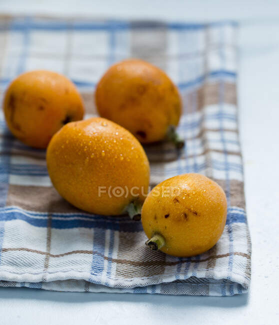 Primer plano de deliciosas frutas frescas del níspero - foto de stock