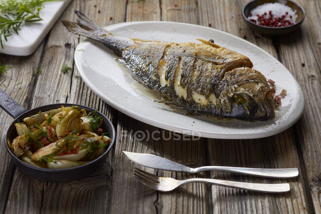 Fried sea bream with fennel vegetables — Stock Photo