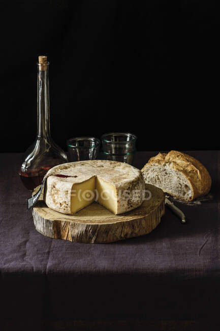 Rueda de queso español sin pasteurizar con rebanada cortada - foto de stock
