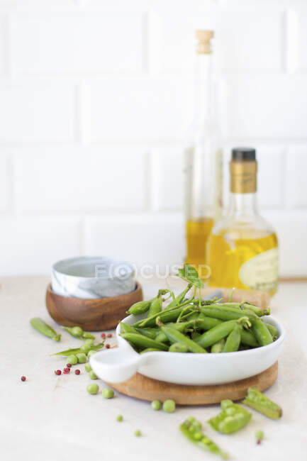 Fresh pea pods in a bowl — Stock Photo