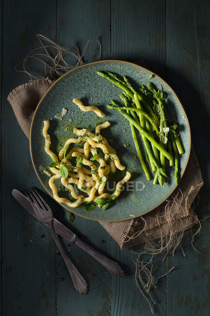 Fusilli al Ferretto with wild asparagus — Stock Photo