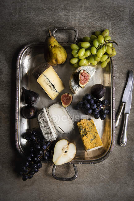 Выбор сыра с фруктами — стоковое фото