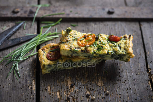 Vegan frittata made from yellow mung beans and spinach — Stock Photo