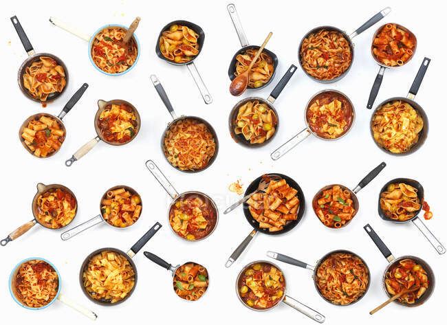 Un collage de cacerolas de pasta con tomates - foto de stock