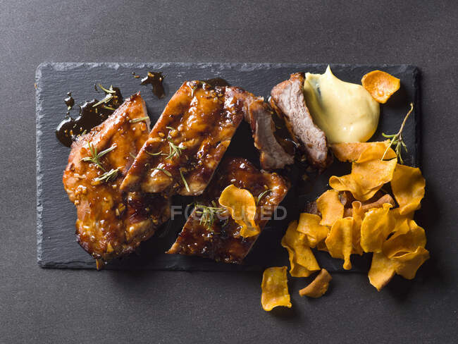Spare ribs with mustard and crisps — Stock Photo