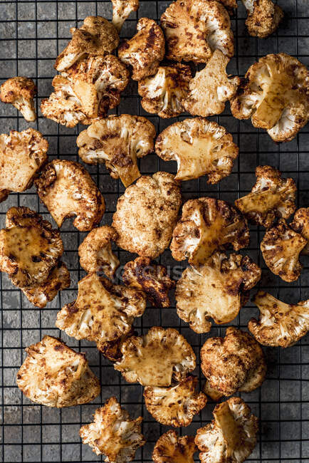 Baked cauliflower spiced with smoked red pepper, salt and olive oil — Stock Photo