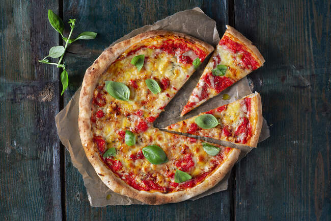 Nahaufnahme von köstlicher Margherita-Pizza — Stockfoto