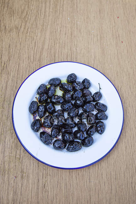 Primer plano de deliciosas aceitunas negras secas - foto de stock
