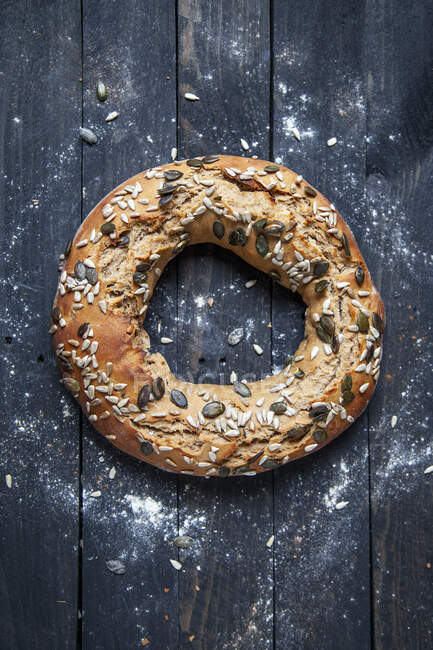 Bread wreath with sunflower seeds and pumpkin seeds — Stock Photo