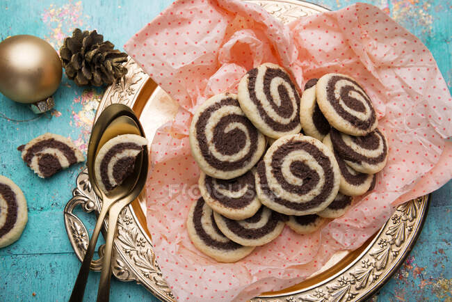 Swirls pastries on napkin and vintage metal tray — Photo de stock