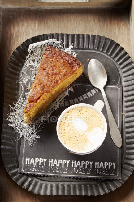 A piece of carrot cake and coffee — Stock Photo