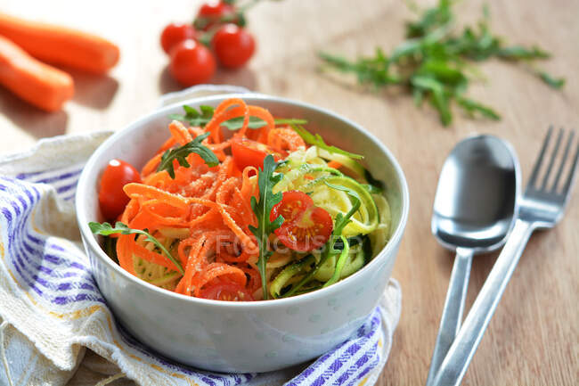 Vegetable spaghetti made with carrots and courgette, fresh tomatoes and rocket — Stock Photo