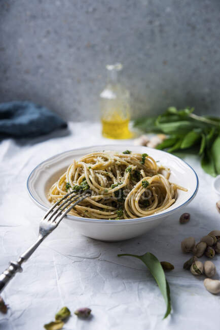 Оптова спагетті з диким часником та фісташковим горіхом песто та заміною мигдалю (вегетаріанський ) — стокове фото