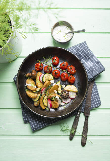 Geröstete Drillinge mit Gemüse, Pilzen und Joghurt-Dressing — Stockfoto