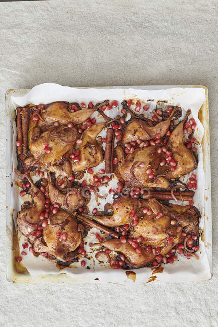 Roasted poussin with pomegranate seeds and cinnamon — Stock Photo