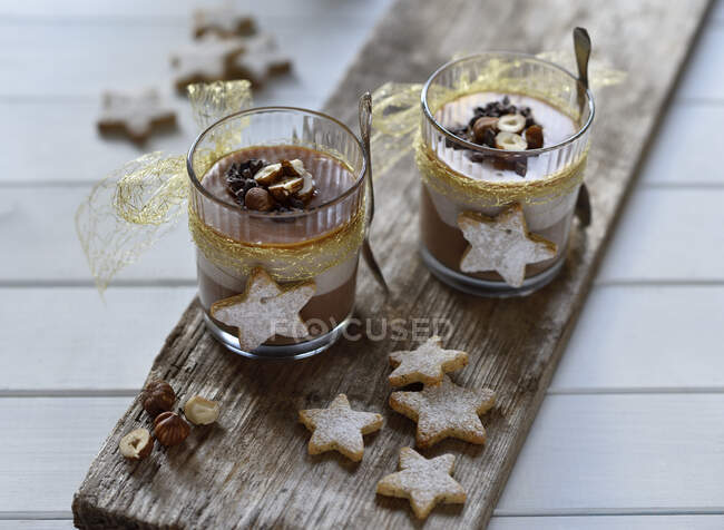 Рождественские чизкейк-десерты с шоколадом, фундуком и карамелью — стоковое фото