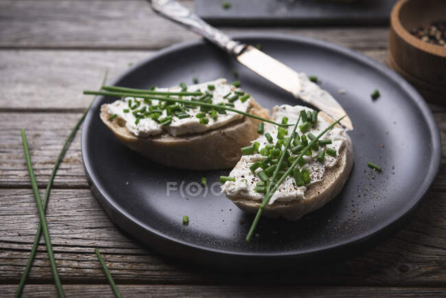 Espelta baguette con queso crema de almendras y cebollino - foto de stock