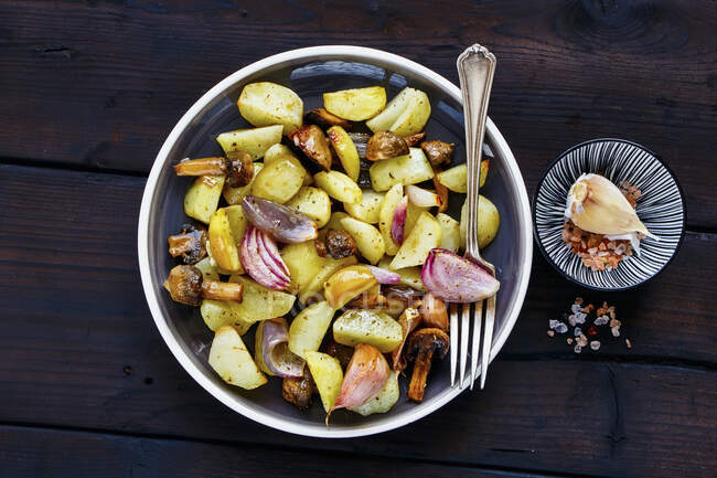 Roasted potato, mushroom and onion in plate — Stock Photo