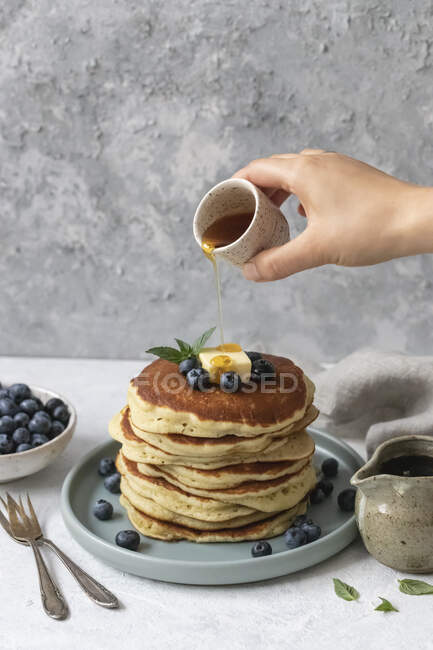Pfannkuchen mit Blaubeeren, Butter, Ahornsirup und Minze — Stockfoto
