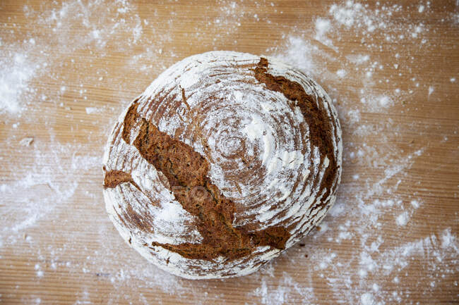 Wholemeal sourdough bread with ground flax seeds and sunflower seeds — Stock Photo