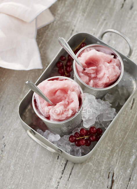 Ice cold strawberry slush — Stock Photo