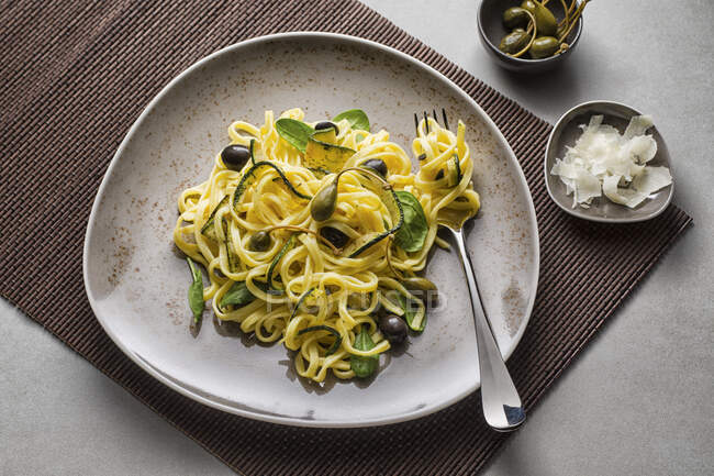 Linguine with olives and capers — Stock Photo