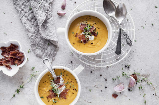Sweet potato soup with crispy bacon and cottage cheese — Stock Photo