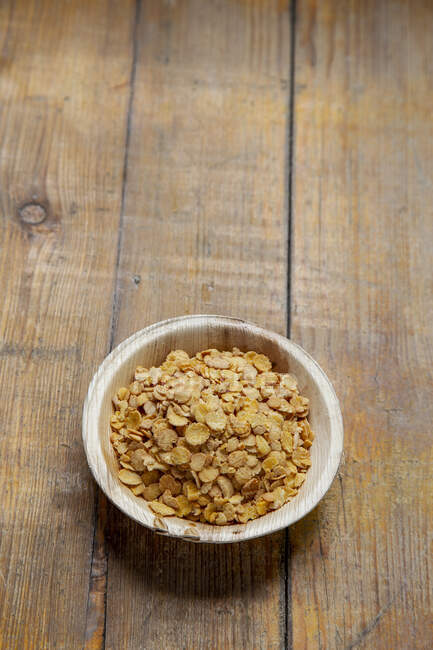 Сухофрукты и орехи на деревянном фоне — стоковое фото