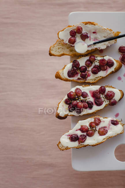 Croissant sandwiches with grapes and mascarpone — Stock Photo