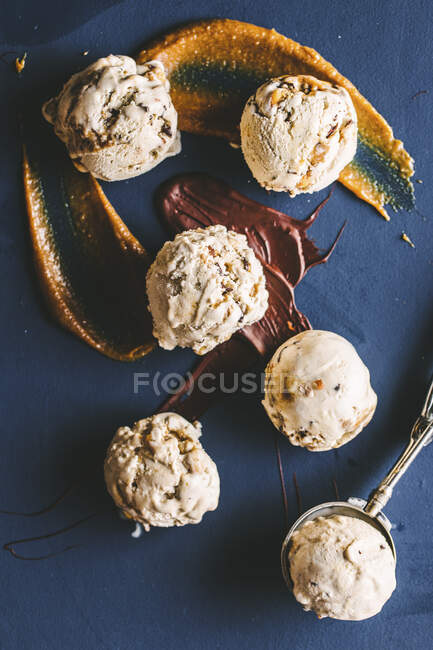Gelato al tetto di latta Cioccolato al caramello alle arachidi — Foto stock