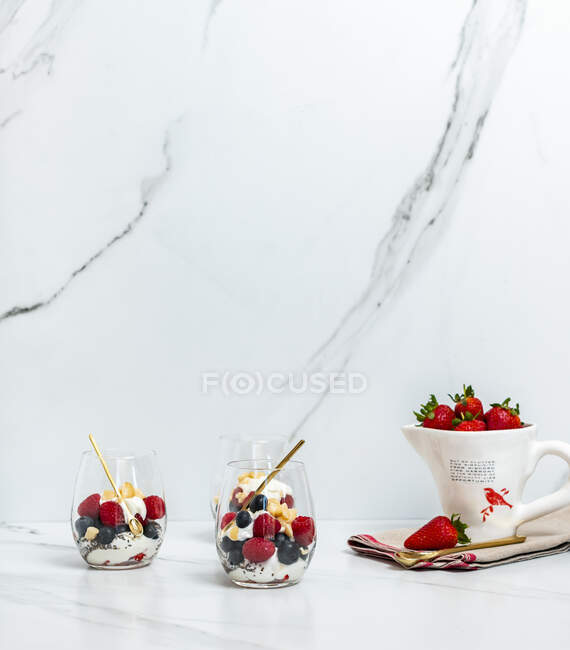 Chia iogurte com bagas servidas em copos — Fotografia de Stock