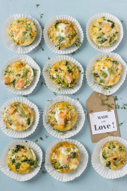 Egg muffins with salmon and broccoli - foto de stock