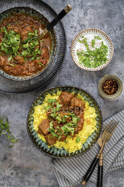 Rindfleisch-Curry mit Safranreis — Stockfoto