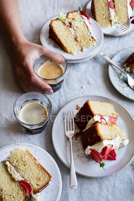 Gâteau à la crème aux fraises sur table servie — Photo de stock