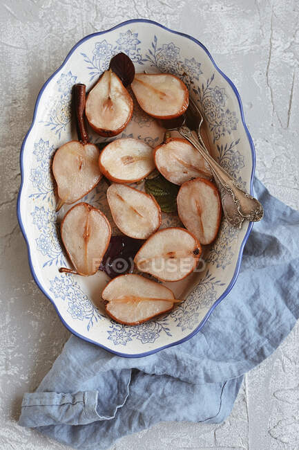 Close-up shot of Pears in wine on rustic background — Foto stock