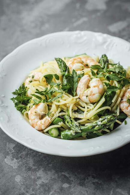 Spaghetti with asparagus and prawns — Stock Photo